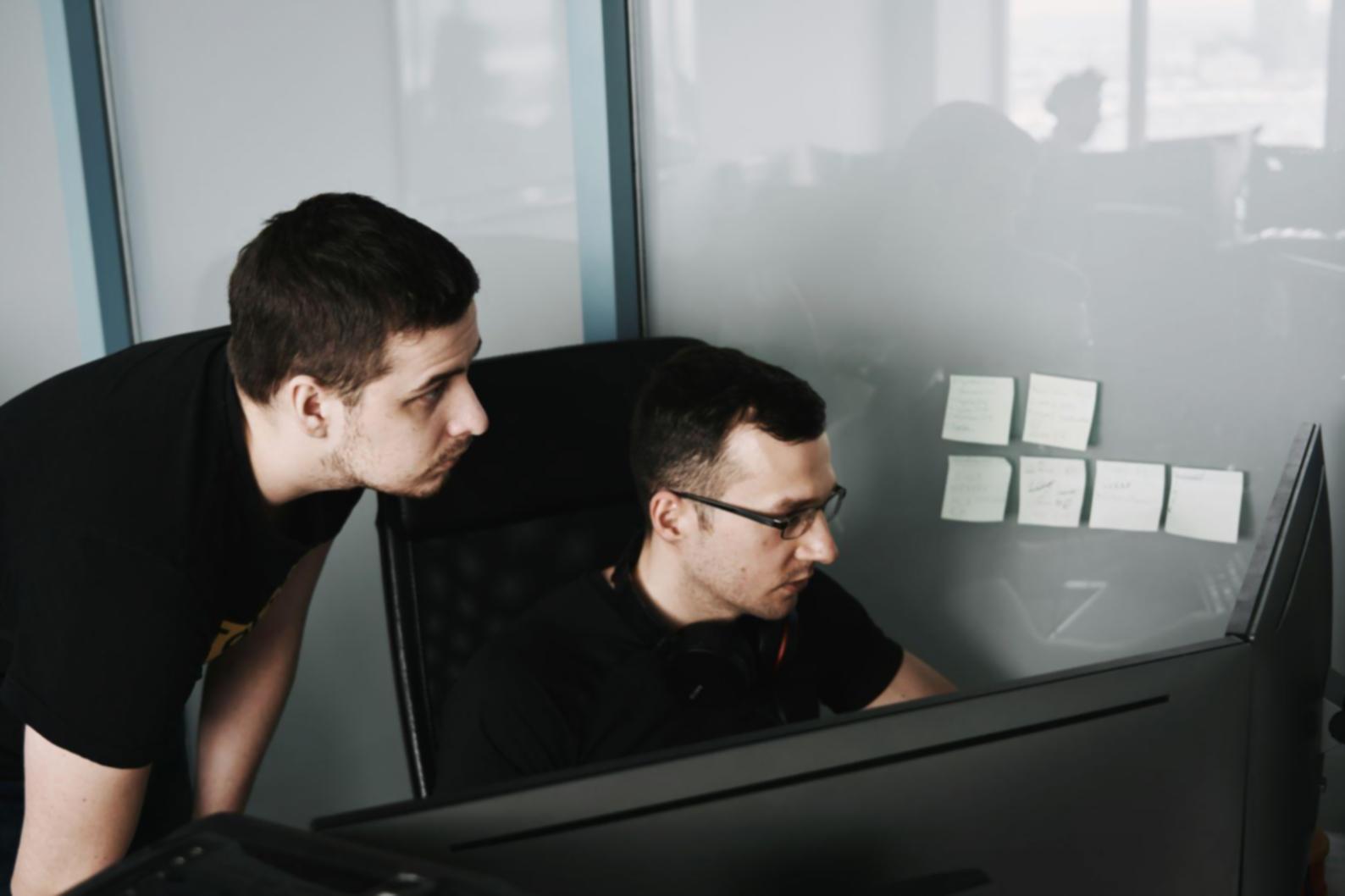 Equipo ilamoroqent trabajando en análisis financiero