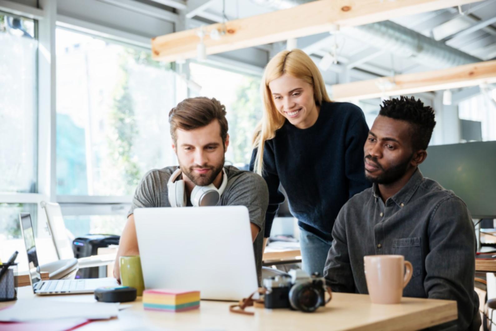 Equipo de ilamoroqent trabajando en el desarrollo de contenidos formativos